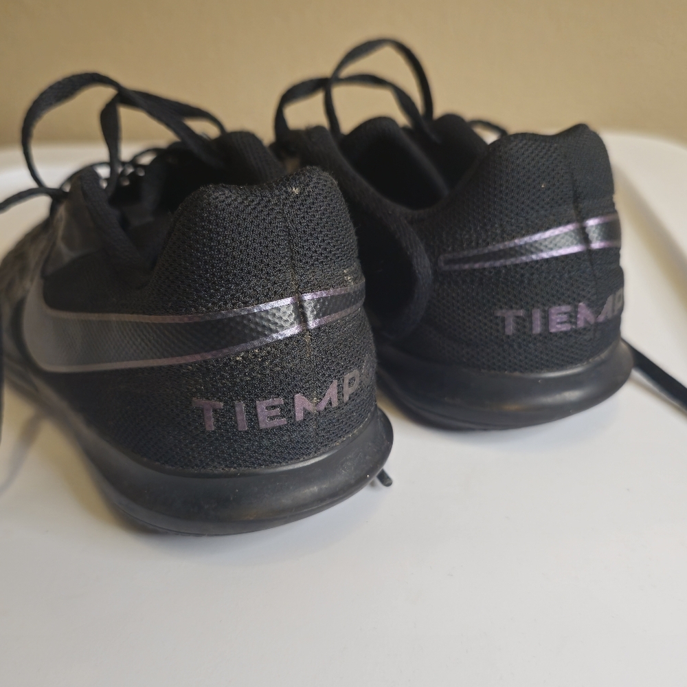 Nike Tiempo Legend 8 Club IC Indoor Soccer Shoes Youth Size 4 - Picture 3 of 5